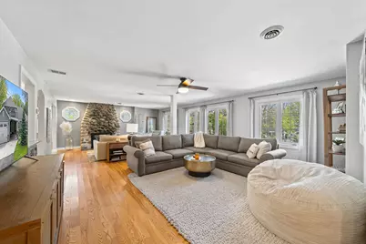1069  Sauganash Dr, Fontana, WI 53125 - Photo 8