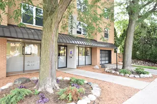 2121 N Cambridge Ave, Milwaukee, WI 53202 - Photo 24