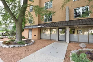 2121 N Cambridge Ave, Milwaukee, WI 53202 - Photo 18