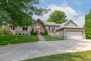 16520 W Heatherly Dr, New Berlin, WI 53151 - Photo 1