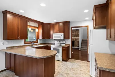 1024  Park Ridge Dr, Onalaska, WI 54650 - Photo 2