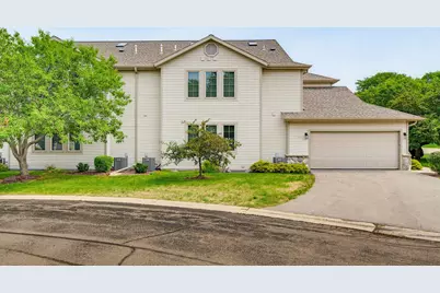 2215  Circle Ridge Dr #B, Delafield, WI 53018 - Photo 2