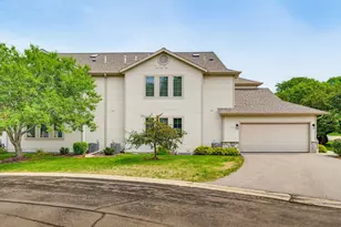 2215 Circle Ridge, Delafield, WI 53018 - Photo 2