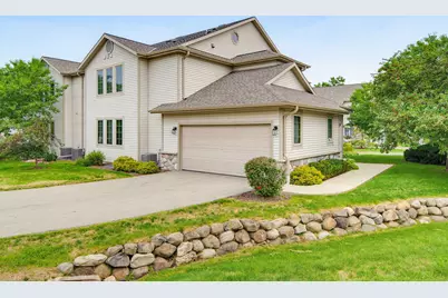 2215  Circle Ridge Dr #B, Delafield, WI 53018 - Photo 1