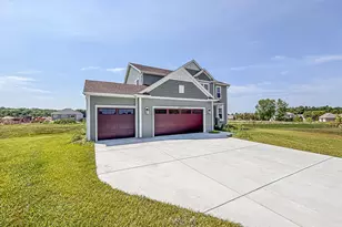 W194N15744 East Gate Ct, Jackson, WI 53037 - Photo 2