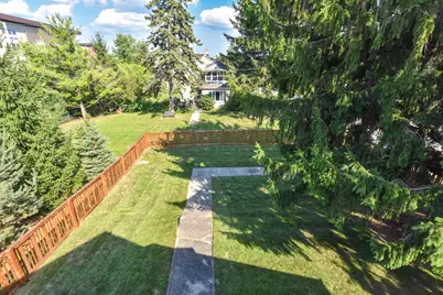 W161N9057  Hayes Ave, Menomonee Falls, WI 53051 - Photo 2