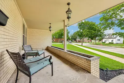 9625 W Metcalf Pl, Milwaukee, WI 53222 - Photo 4