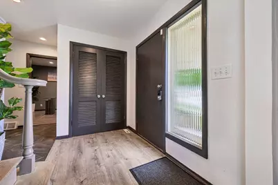 9625 W Metcalf Pl, Milwaukee, WI 53222 - Photo 6