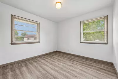 9625 W Metcalf Pl, Milwaukee, WI 53222 - Photo 28