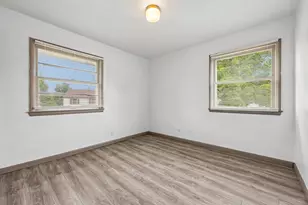 9625 W Metcalf Pl, Milwaukee, WI 53222 - Photo 28