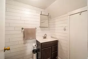 1931 N Bartlett Ave, Milwaukee, WI 53202 - Photo 26