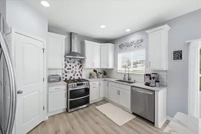 2518  Marie Cir, Waukesha, WI 53189 - Photo 8