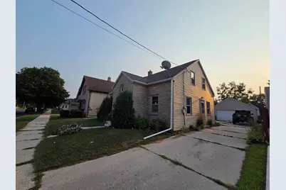 1312 S 18th St, Manitowoc, WI 54220 - Photo 2