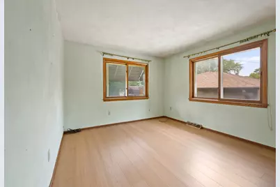 6083 S 20th St, Milwaukee, WI 53221 - Photo 10