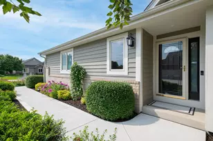 W264N2062 Deer Haven Ct, Pewaukee, WI 53072 - Photo 2