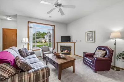 827  Cheyenne Ave #Unit D, Grafton, WI 53024 - Photo 2
