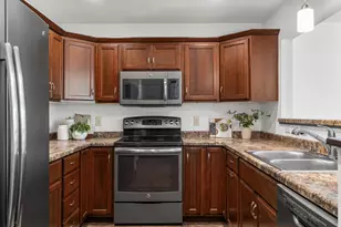 406 Coronado Cir, Onalaska, WI 54650 - Photo 6