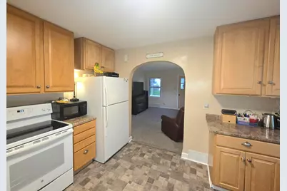 2811 S 88th St, West Allis, WI 53227 - Photo 8