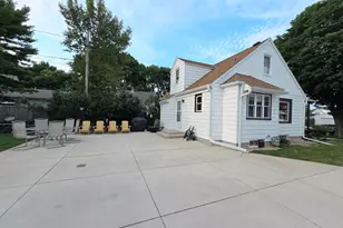 2811 S 88th St, West Allis, WI 53227 - Photo 2
