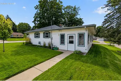 916  Jefferson St, West Bend, WI 53090 - Photo 4
