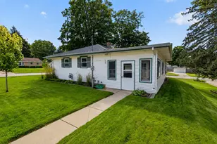 916 Jefferson St, West Bend, WI 53090 - Photo 4