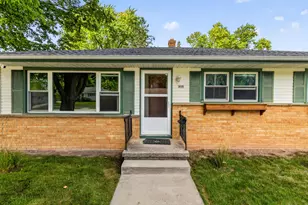916 Jefferson St, West Bend, WI 53090 - Photo 2