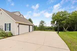 W248S6006 Deerfield Cir, Waukesha, WI 53189 - Photo 4