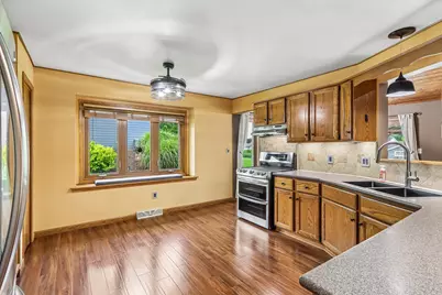 W235N6482  Outer Circle Dr, Sussex, WI 53089 - Photo 12