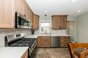 1332 S 94th St, West Allis, WI 53214 - Photo 4