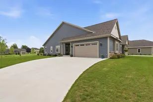 627 Lambert Ct, Slinger, WI 53086 - Photo 2