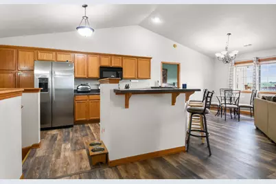 W197N16879  Stonewall Dr, Jackson, WI 53037 - Photo 4