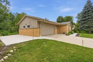 N68W15651 Chateau Dr, Menomonee Falls, WI 53051 - Photo 22