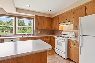 N68W15651  Chateau Dr, Menomonee Falls, WI 53051 - Photo 8