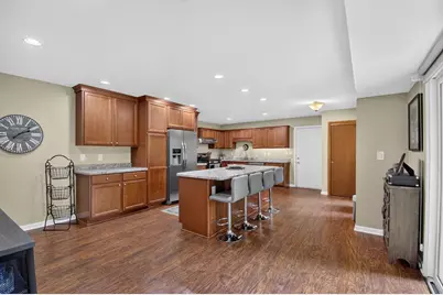 3830  Lakeview Dr, Racine, WI 53403 - Photo 6
