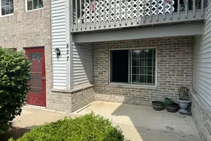 827 Quinlan Dr, Pewaukee, WI 53072 - Photo 2