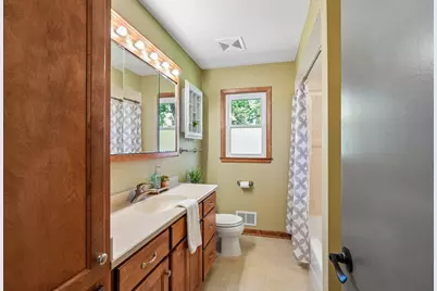 2436 S Ronke Ln, New Berlin, WI 53151 - Photo 18