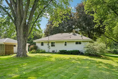 2436 S Ronke Ln, New Berlin, WI 53151 - Photo 38