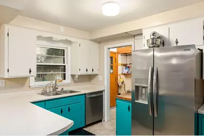 684 S 6th Ave, West Bend, WI 53095 - Photo 6