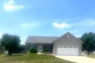 604 S Woodpine Dr, Elkhorn, WI 53121 - Photo 2