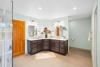 215 E Beechwood Ct, Mequon, WI 53092 - Photo 24