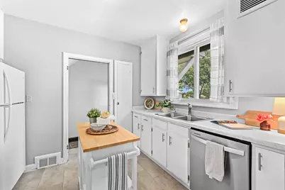 616 N 104th St #618, Wauwatosa, WI 53226 - Photo 8