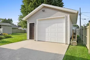 2810 44th St, Two Rivers, WI 54241 - Photo 4