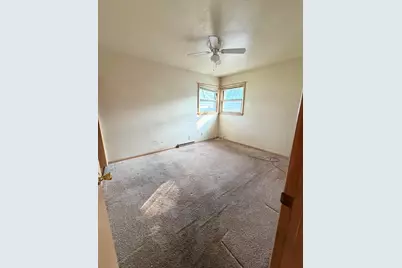 8261 W Daphne St, Milwaukee, WI 53223 - Photo 8