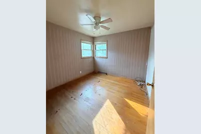 8261 W Daphne St, Milwaukee, WI 53223 - Photo 6