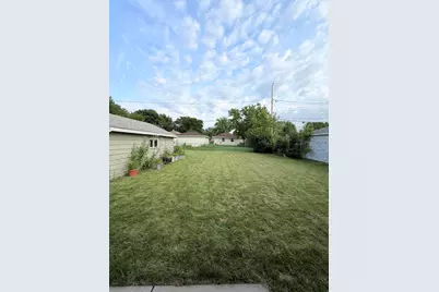 8261 W Daphne St, Milwaukee, WI 53223 - Photo 14
