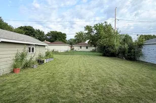 8261 W Daphne St, Milwaukee, WI 53223 - Photo 14