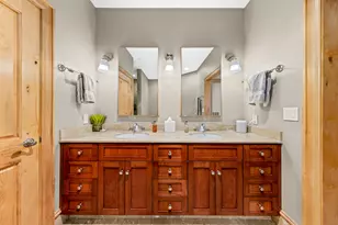 1313 N Franklin Pl, Milwaukee, WI 53202 - Photo 24