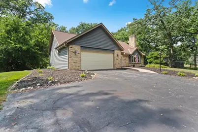717  St Johns Dr, Delafield, WI 53018 - Photo 4