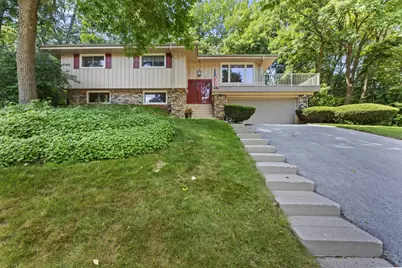 904  Lynne Ct, Waukesha, WI 53186 - Photo 4
