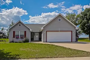 524 Parkview Dr, Johnson Creek, WI 53038 - Photo 1